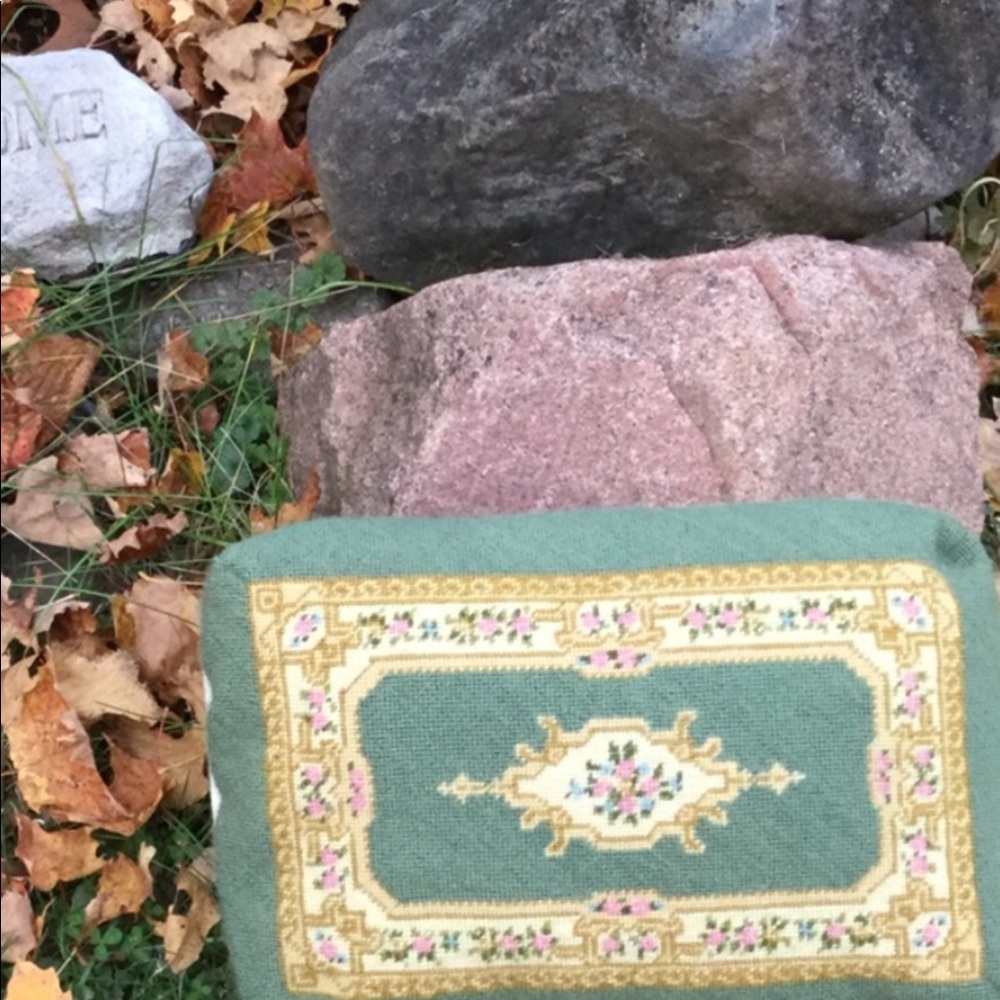 NEEDLEPOINT Pillow Vintage  Green PILLOW  VICTORIAN       🛻  🎁 26